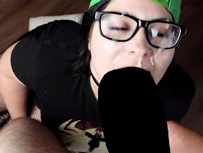 MinaDemonic Porno Video: Fette sper*abombe für Geek Girl - Nerd deep***oat + Facial